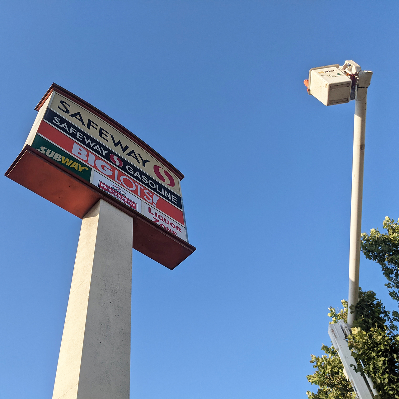 freeway-sign-changeout-stockton freeway sign change in Stockton California